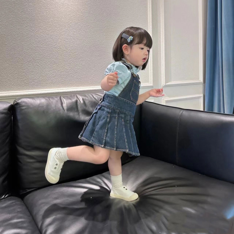 Set din două piese pentru fetițe: tricou din bumbac cu mâneci scurte în stil coreean și fustă din denim cu bretele – vârsta 3–8 ani, vară