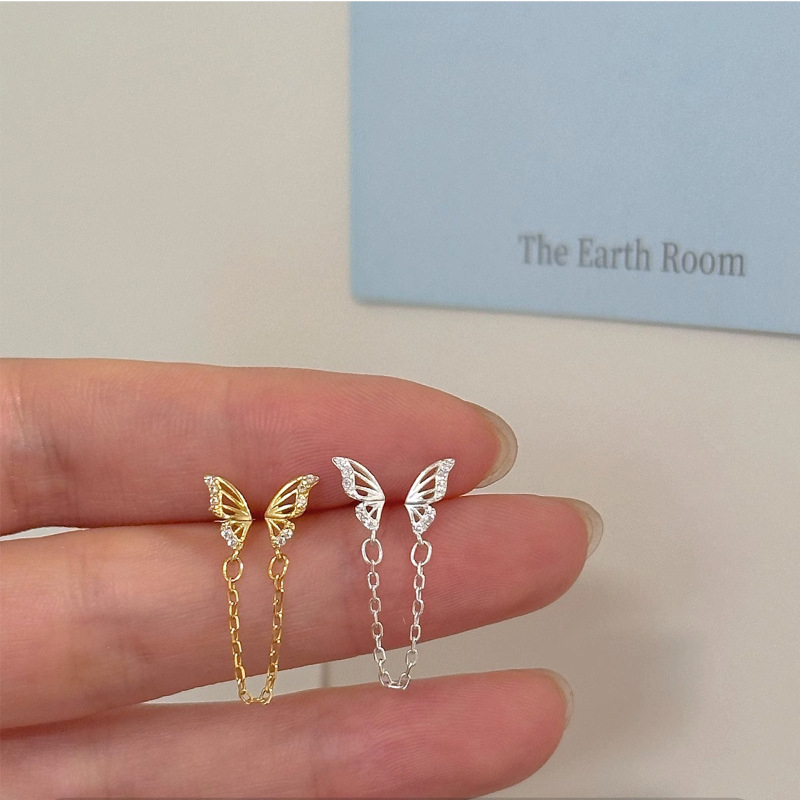 Auskari no 925 sudraba ar tauriņa motīvu un kulšu akcentiem, nišas modes stils sievietēm