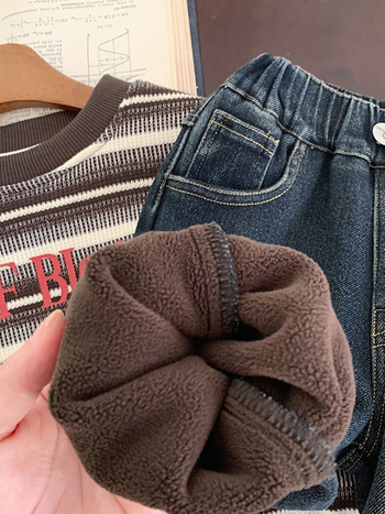 Bernių džinsinės kelnės su flisu, korejiečių versija, vidutinio dydžio juosta su elastingu diržu, flisinis audinys, išorė: 97% medvilnė / 3% elastanas; pamušalas: 94% poliesteris / 6% elastanas; vaikams 3-8 m