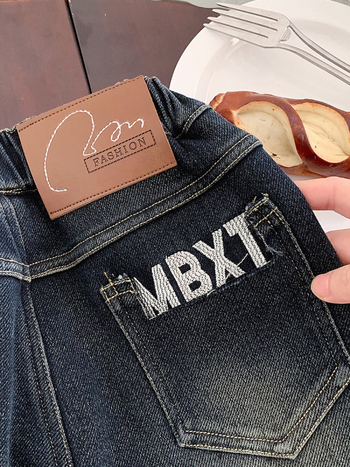 Bernių džinsinės kelnės su flisu, korejiečių versija, vidutinio dydžio juosta su elastingu diržu, flisinis audinys, išorė: 97% medvilnė / 3% elastanas; pamušalas: 94% poliesteris / 6% elastanas; vaikams 3-8 m