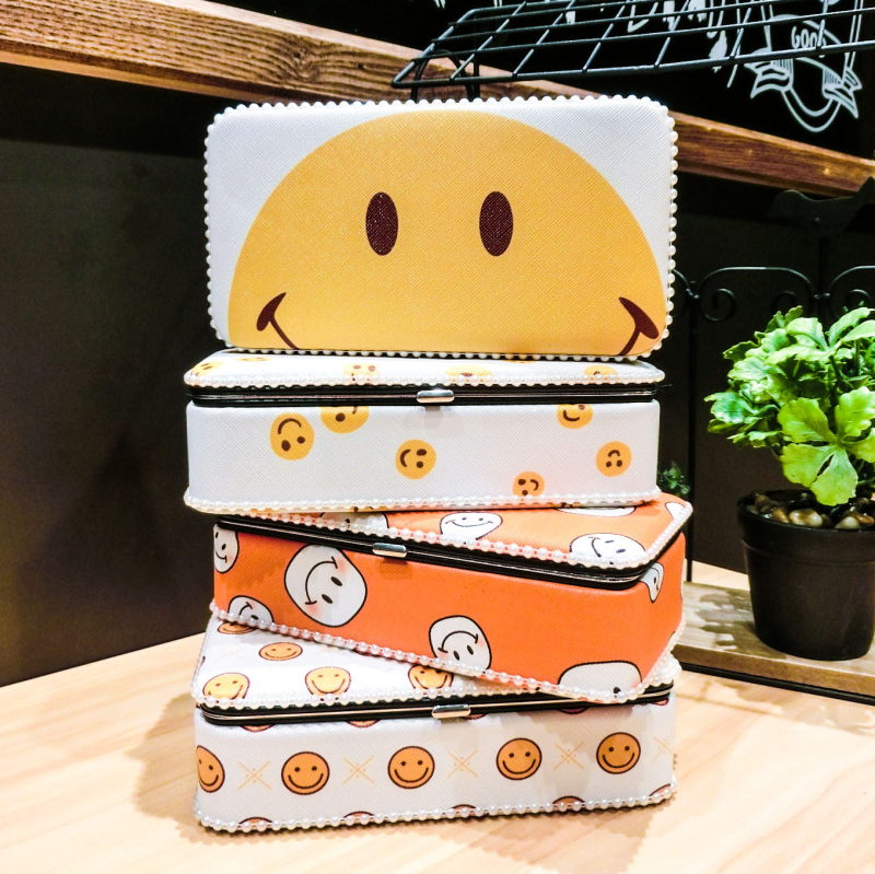 Rotaslietu kastīte - ādas, cieta, smaidiņa raksts, modelis MG-224, specifikācija 0154