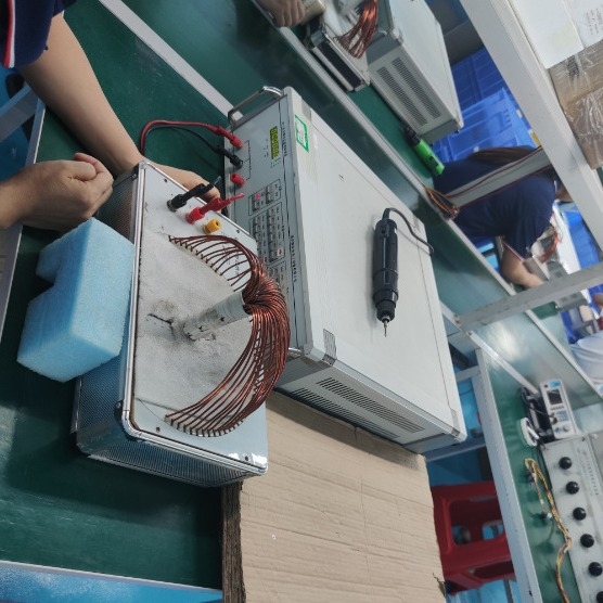 Multimetru digital cu clește, True RMS, precizie înaltă, oprire automată, senzor de câmp electric, protecție împotriva arderilor