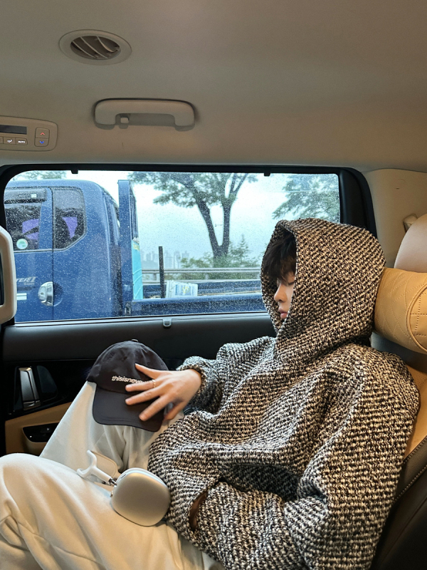 Muški hoodie pulover – udoban kroj, dugi rukavi, okrugli izrez, poliester 96%+, bočne džepove