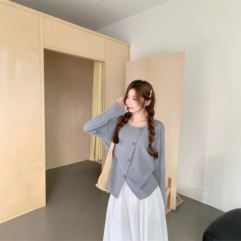 Sieviešu kokvilnas T-krekls ar apaļu kaklu un garām piedurknēm, vienkrāsains dizains, detaļa ar šķēlumu un panelu savienojumu, japāņu–korejiešu brīvā laika stils, brīvs piegriezums, rudens 2025