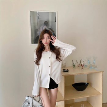 Sieviešu kokvilnas T-krekls ar apaļu kaklu un garām piedurknēm, vienkrāsains dizains, detaļa ar šķēlumu un panelu savienojumu, japāņu–korejiešu brīvā laika stils, brīvs piegriezums, rudens 2025