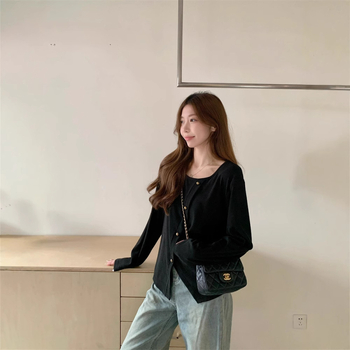 Sieviešu kokvilnas T-krekls ar apaļu kaklu un garām piedurknēm, vienkrāsains dizains, detaļa ar šķēlumu un panelu savienojumu, japāņu–korejiešu brīvā laika stils, brīvs piegriezums, rudens 2025