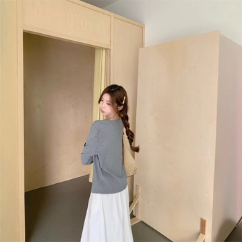 Sieviešu kokvilnas T-krekls ar apaļu kaklu un garām piedurknēm, vienkrāsains dizains, detaļa ar šķēlumu un panelu savienojumu, japāņu–korejiešu brīvā laika stils, brīvs piegriezums, rudens 2025