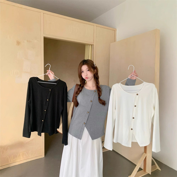 Sieviešu kokvilnas T-krekls ar apaļu kaklu un garām piedurknēm, vienkrāsains dizains, detaļa ar šķēlumu un panelu savienojumu, japāņu–korejiešu brīvā laika stils, brīvs piegriezums, rudens 2025