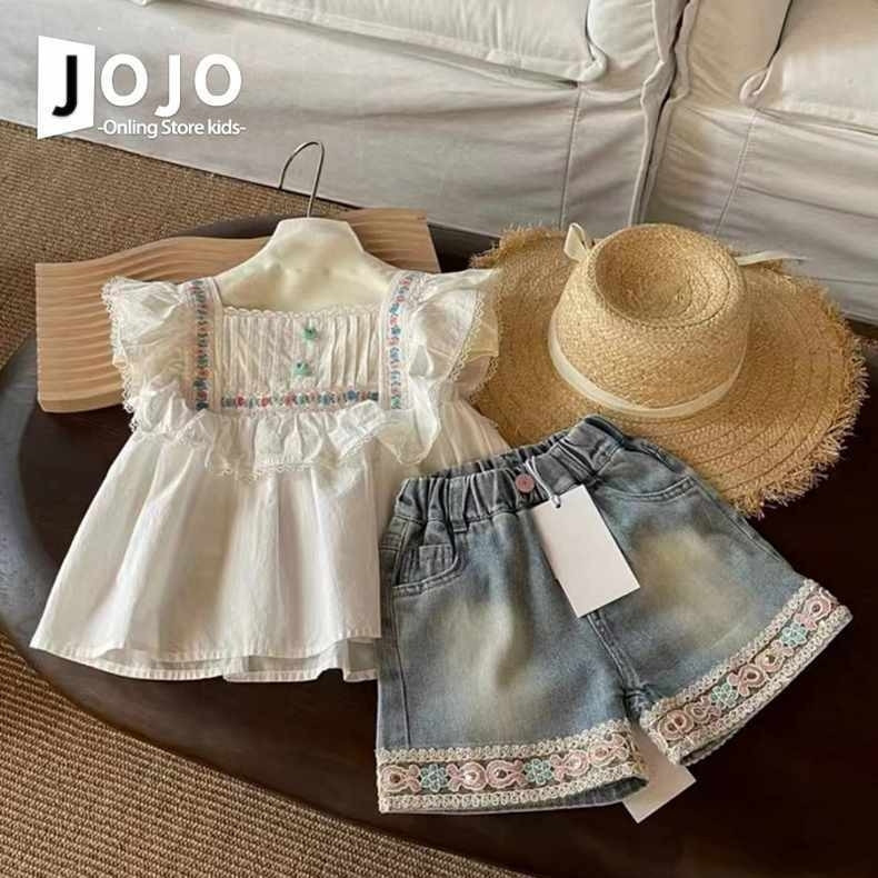 Ženski ljetni dvodijelni set: top s volanima i traper šorc