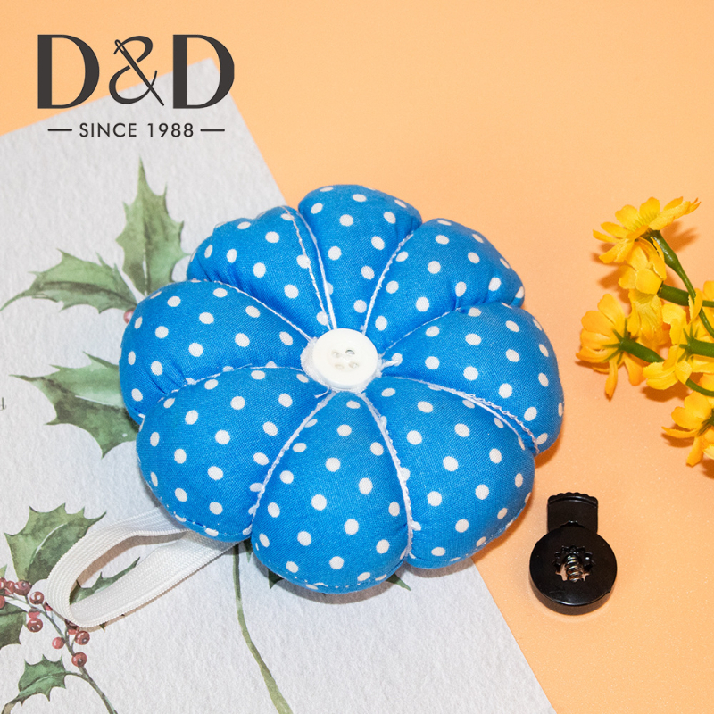 Kumpio formos siuvimo adatų laikiklis – DIY adatų įdėjimas ir siūlų laikymas, riešo pagalvėlė, animacinio stiliaus, prekės ženklas D&D, pakuotė 1 vnt, bruto svoris 0,028 kg