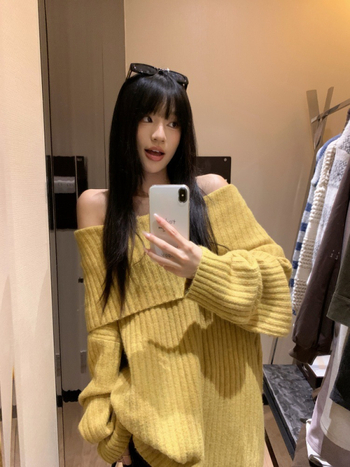 Sieviešu adījuma džemperis ar vienu plecu un kapuci, brīvs piegriezums, garas piedurknes ar nolīdētām plecu, vienkrāsains modelis, Ziemas 2025