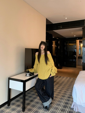 Sieviešu adījuma džemperis ar vienu plecu un kapuci, brīvs piegriezums, garas piedurknes ar nolīdētām plecu, vienkrāsains modelis, Ziemas 2025