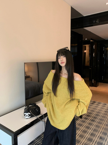 Sieviešu adījuma džemperis ar vienu plecu un kapuci, brīvs piegriezums, garas piedurknes ar nolīdētām plecu, vienkrāsains modelis, Ziemas 2025