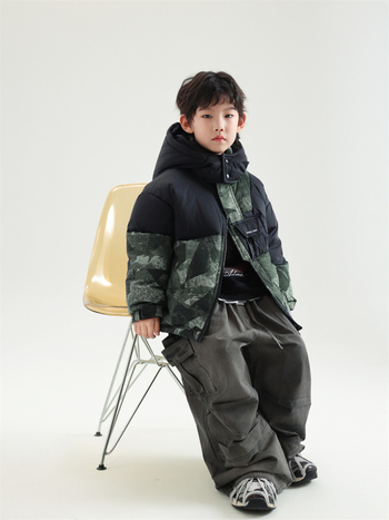 Gyerekeknek készült koreai stílusú téli pehelydzseki kapucnival, kacsa tollal töltve, poliészter bélés