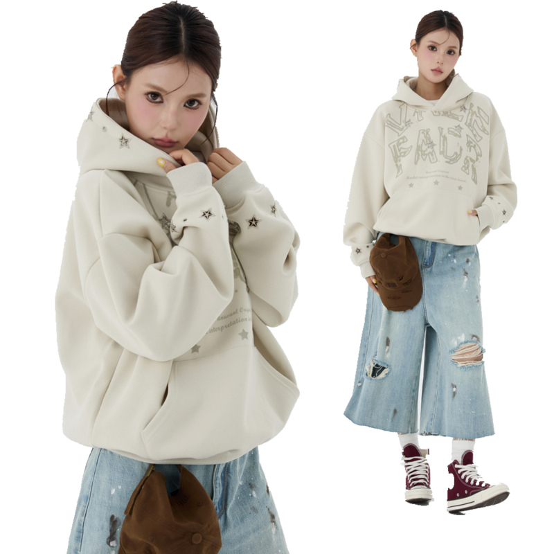 Unisex kapuces džemteris ar zvaigznīšu izšuvumu un sietveida tukšu dizainu, brīvs piegriezums, 65% kokvilna / 35% poliesters, sānu kabatas