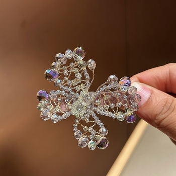 Χειροποίητο κρυστάλλινο φούντα για μαλλιά με πλευρικό κλιπ – στυλ νεράιδας; Υλικό: τεχνητός κρύσταλλος; Επεξεργασία: χειροποίητο; Κλιπ: πλευρικό; Σεζόν: καλοκαίρι 2025