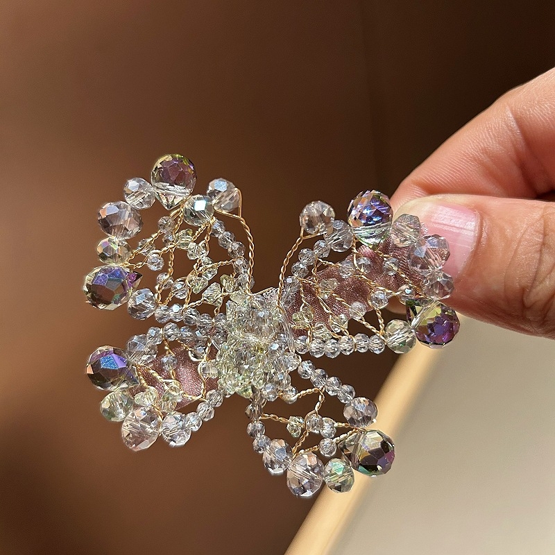 Χειροποίητο κρυστάλλινο φούντα για μαλλιά με πλευρικό κλιπ – στυλ νεράιδας; Υλικό: τεχνητός κρύσταλλος; Επεξεργασία: χειροποίητο; Κλιπ: πλευρικό; Σεζόν: καλοκαίρι 2025