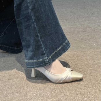 Menyasszonyi magas sarkú cipő, négyszögletes orr, selyem felsőrész, vékony sarok 6-8 cm, PU talp