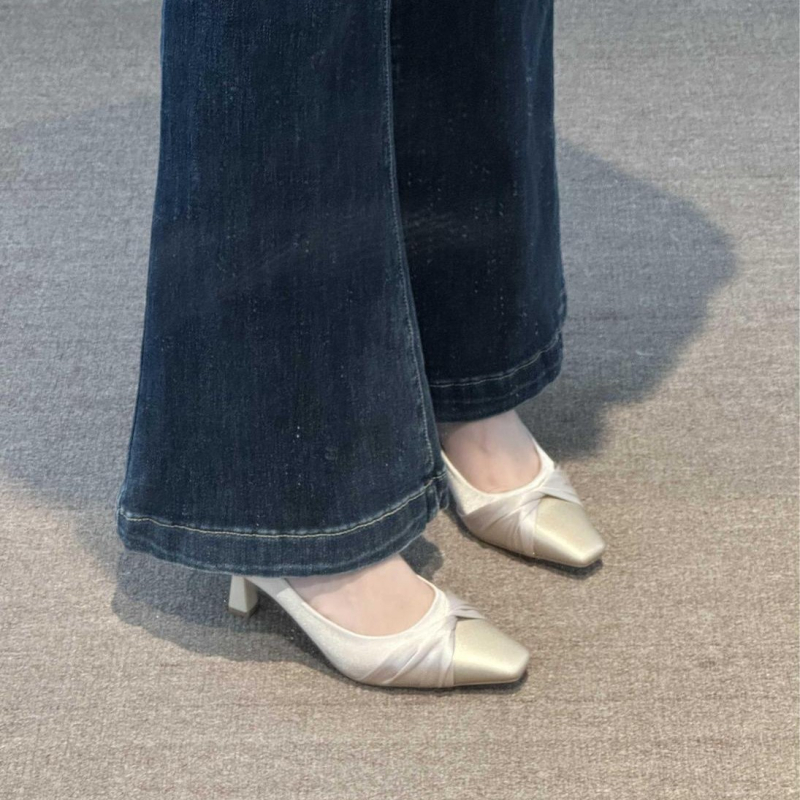 Menyasszonyi magas sarkú cipő, négyszögletes orr, selyem felsőrész, vékony sarok 6-8 cm, PU talp