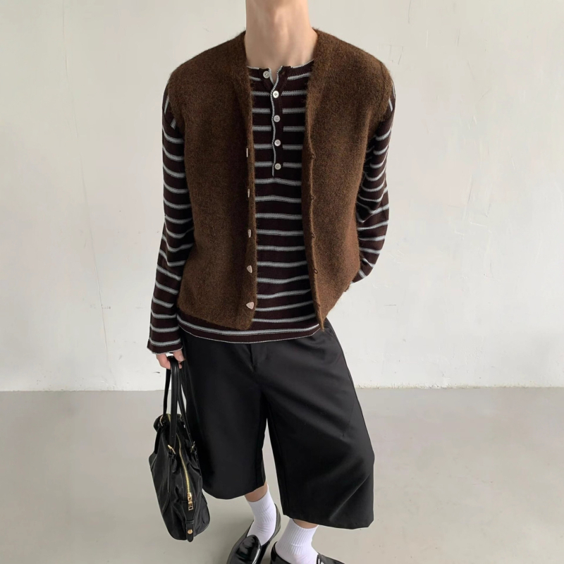 Unisex V-kaelusega kootud vest, varrukateta, kitsas lõige, nupudega, puuvill-poliesteri segu