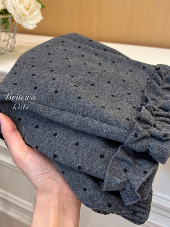 Mergaitėms su fliso pamušalu kelnes, koledžo stiliaus, tiesus kirpimas, vidurinio aukščio juosta, vienos spalvos raštas