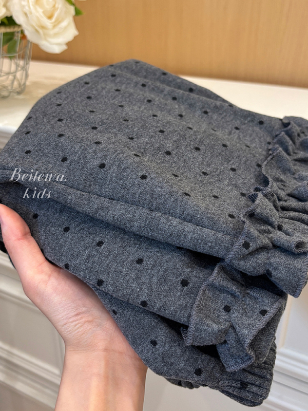 Mergaitėms su fliso pamušalu kelnes, koledžo stiliaus, tiesus kirpimas, vidurinio aukščio juosta, vienos spalvos raštas