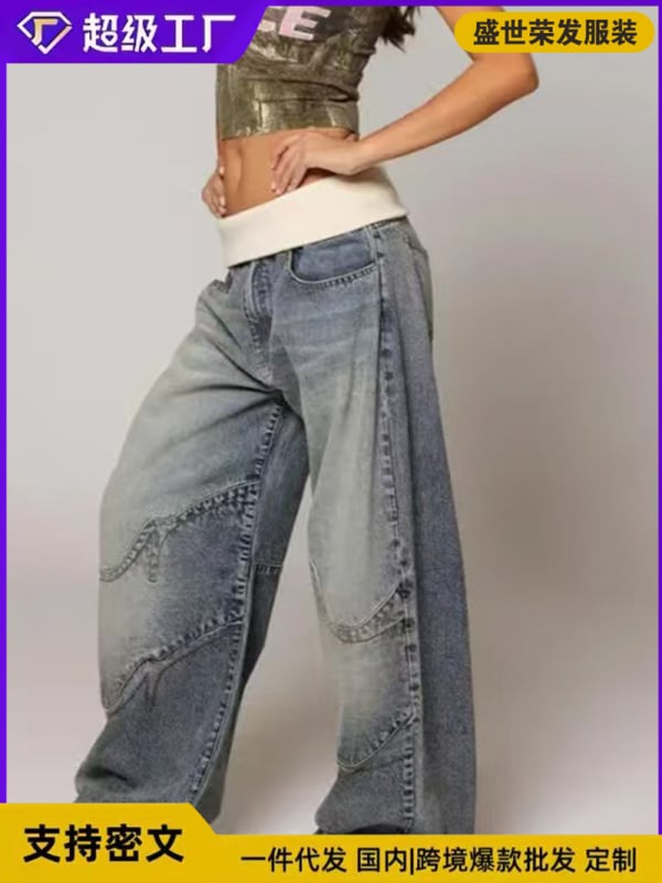 Džinsai – laisvo kirpimo, žemas liemuo, užtrauktukas, tiesios kojos, raukšlėta apdaila