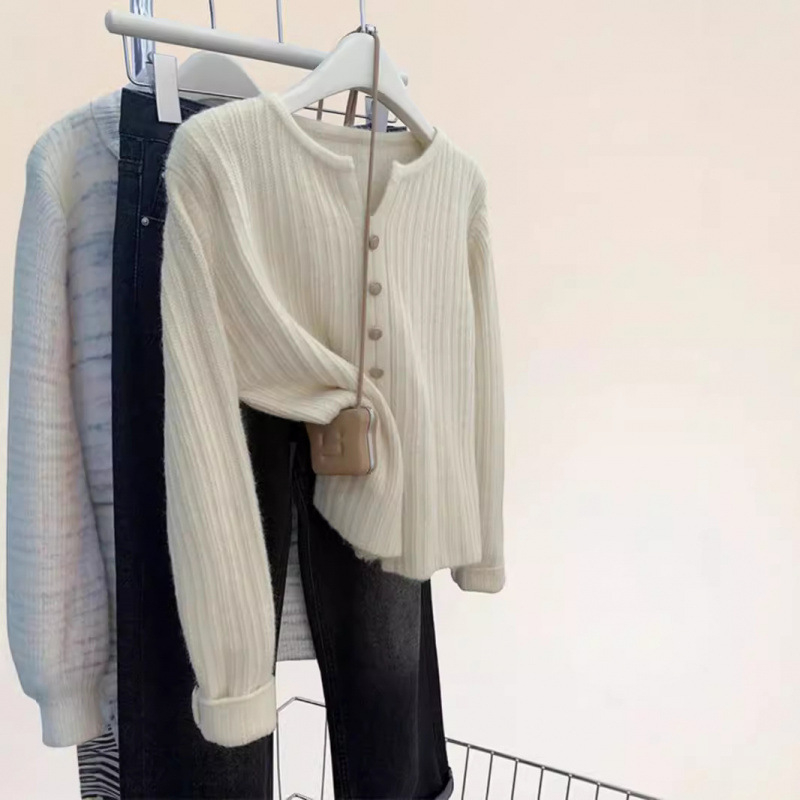 Ženski vuneni pleteni džemper, bez ovratnika, dugi rukav, jednobojni model, Mercerizirana tkanina, regularnog kroja, duljina 50–65 cm, udio vune 30–50%