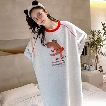 Kokvilnas naktskleita ar garām piedurknēm un karikatūru motīvu, brīva piegriezne – piemērota pavasarim un rudenim