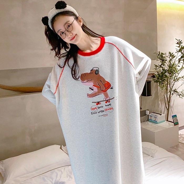 Kokvilnas naktskleita ar garām piedurknēm un karikatūru motīvu, brīva piegriezne – piemērota pavasarim un rudenim