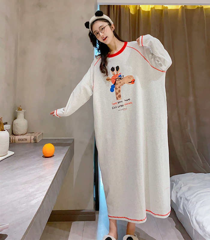 Kokvilnas naktskleita ar garām piedurknēm un karikatūru motīvu, brīva piegriezne – piemērota pavasarim un rudenim