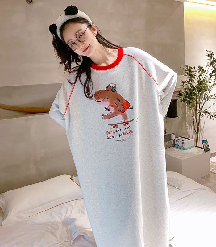 Kokvilnas naktskleita ar garām piedurknēm un karikatūru motīvu, brīva piegriezne – piemērota pavasarim un rudenim