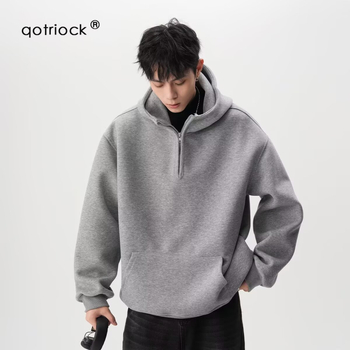 Kapucī jaka ar pusatvērumu rāvējslēdzēju, 96% poliesters, stāvošs apkaklis, brīvs piegriezums, auduma svars 350–400 g