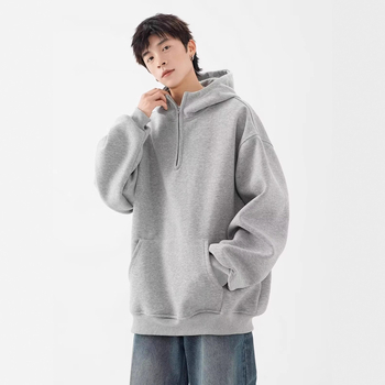 Kapucī jaka ar pusatvērumu rāvējslēdzēju, 96% poliesters, stāvošs apkaklis, brīvs piegriezums, auduma svars 350–400 g