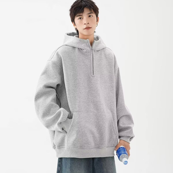 Kapucī jaka ar pusatvērumu rāvējslēdzēju, 96% poliesters, stāvošs apkaklis, brīvs piegriezums, auduma svars 350–400 g