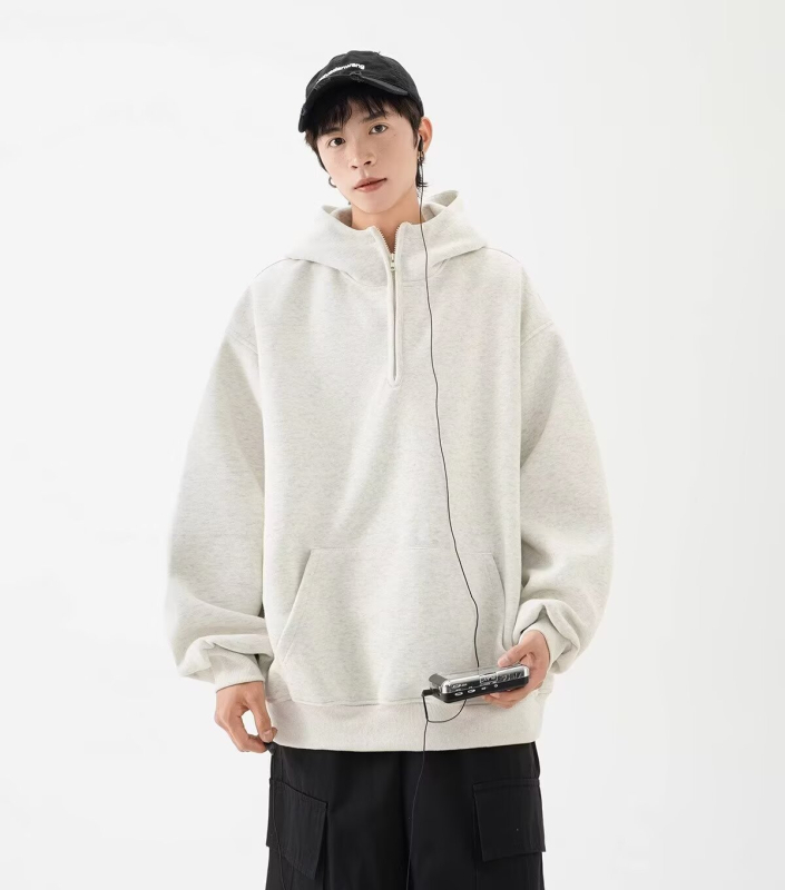 Kapucī jaka ar pusatvērumu rāvējslēdzēju, 96% poliesters, stāvošs apkaklis, brīvs piegriezums, auduma svars 350–400 g