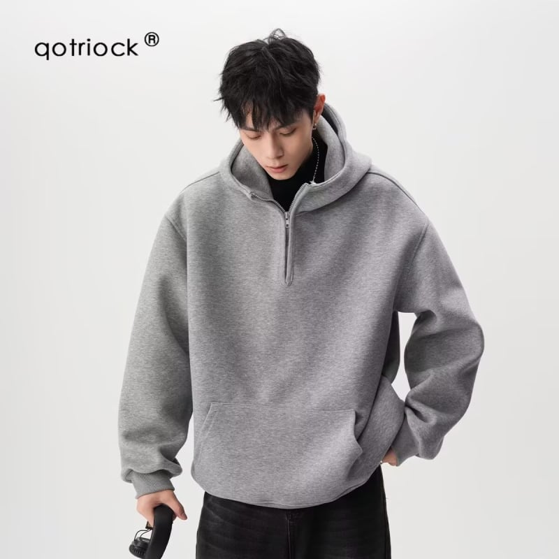 Gobtuvinė su puse užtrauktuko megztinis, 96% poliesteris, stovimas apykaklė, laisvas kirpimas, audinio svoris 350–400 g