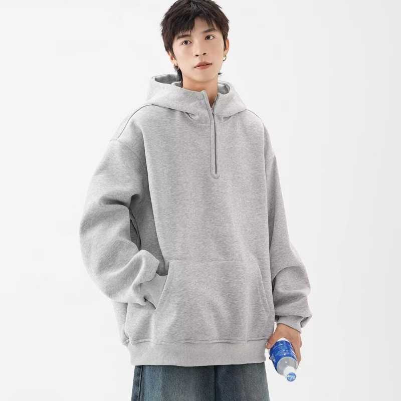 Kapucī jaka ar pusatvērumu rāvējslēdzēju, 96% poliesters, stāvošs apkaklis, brīvs piegriezums, auduma svars 350–400 g