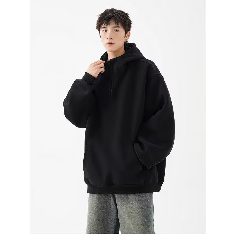 Kapucī jaka ar pusatvērumu rāvējslēdzēju, 96% poliesters, stāvošs apkaklis, brīvs piegriezums, auduma svars 350–400 g