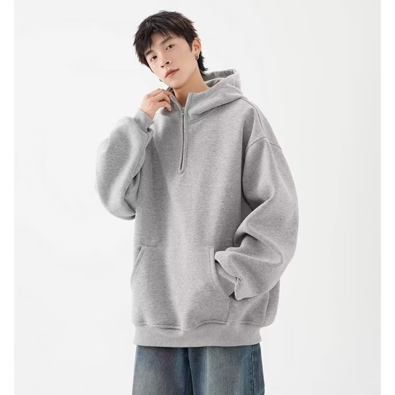 Kapucī jaka ar pusatvērumu rāvējslēdzēju, 96% poliesters, stāvošs apkaklis, brīvs piegriezums, auduma svars 350–400 g