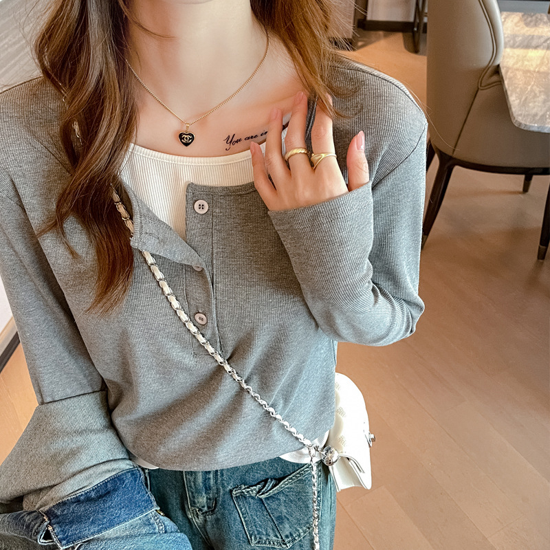 T-särk viskoosi–spandexi segu, pikkade varrukatega, ümmarguse kaelusega, vaba lõikega.