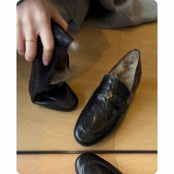 Női loaferek koreai stílusban, felső rész mikroszálas, középmagas sarok 3–5 cm, gumitalp, belső talp mikroszálas bőr