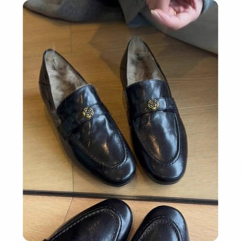 Női loaferek koreai stílusban, felső rész mikroszálas, középmagas sarok 3–5 cm, gumitalp, belső talp mikroszálas bőr