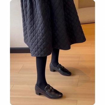 Női loaferek koreai stílusban, felső rész mikroszálas, középmagas sarok 3–5 cm, gumitalp, belső talp mikroszálas bőr