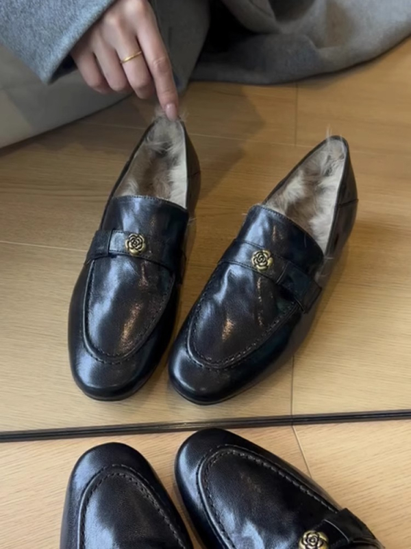 Női loaferek koreai stílusban, felső rész mikroszálas, középmagas sarok 3–5 cm, gumitalp, belső talp mikroszálas bőr