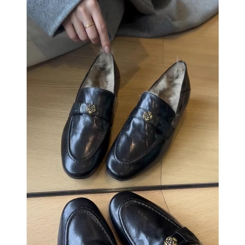 Női loaferek koreai stílusban, felső rész mikroszálas, középmagas sarok 3–5 cm, gumitalp, belső talp mikroszálas bőr