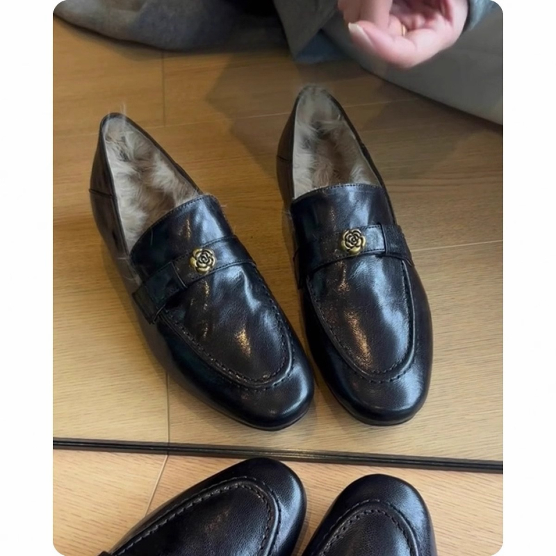 Női loaferek koreai stílusban, felső rész mikroszálas, középmagas sarok 3–5 cm, gumitalp, belső talp mikroszálas bőr