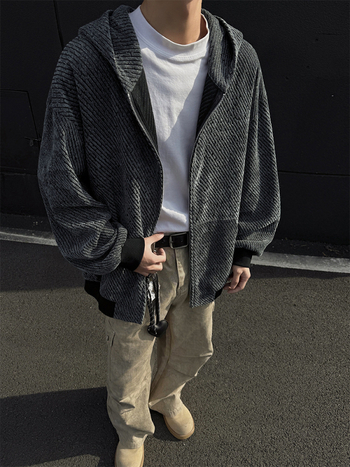 Csíkos kötött modellű dzseki kapucnival, cipzárral, poliészter anyag, laza szabás