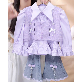 Ženski trodjelni set: pleteni prsluk, majica i traperice s proširenim krojem; pamuk 71–80%; prikladno za proljeće i jesen; dobna skupina 3–8 godina