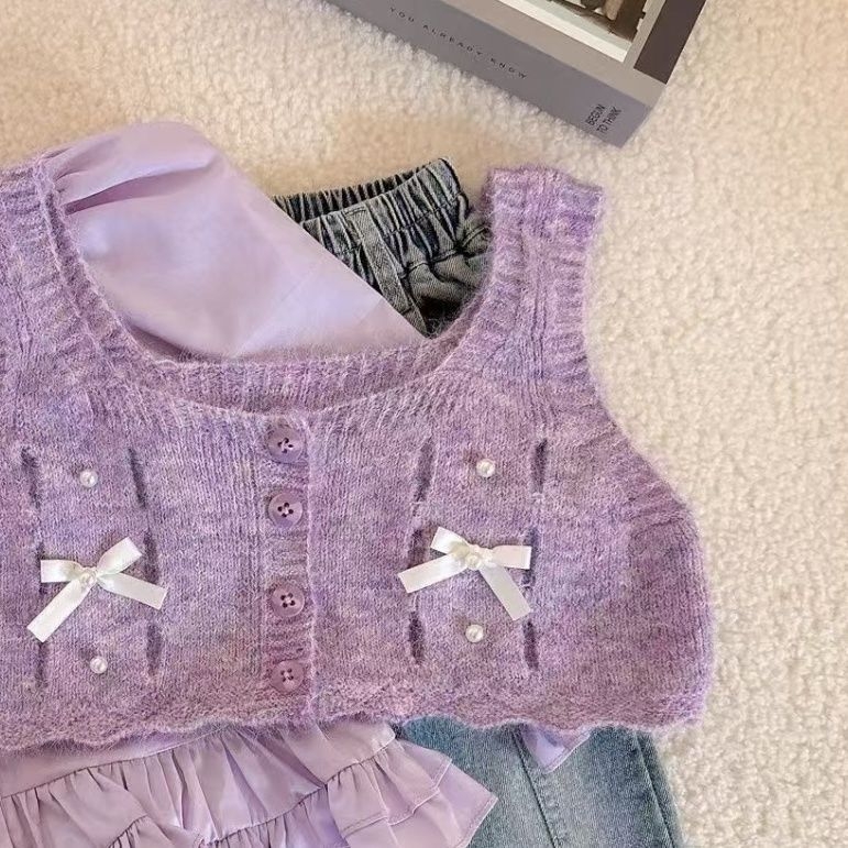 Ženski trodjelni set: pleteni prsluk, majica i traperice s proširenim krojem; pamuk 71–80%; prikladno za proljeće i jesen; dobna skupina 3–8 godina